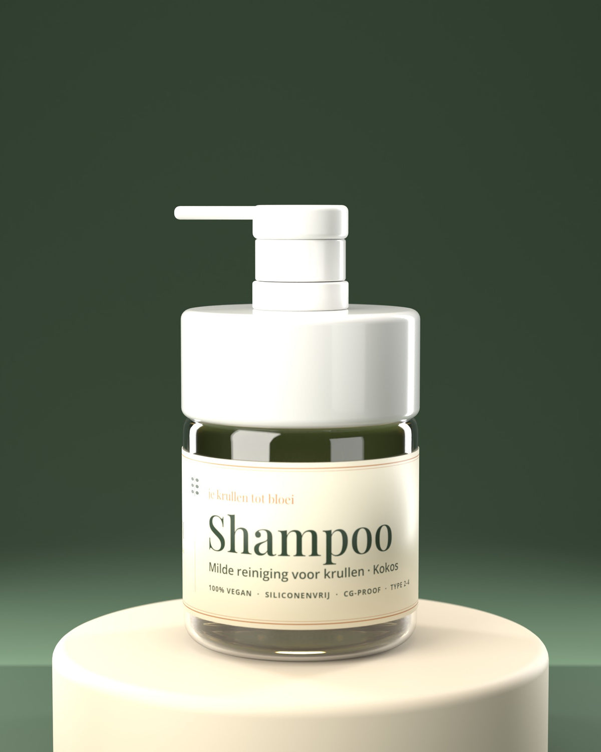 Curloom Sulfaatvrije Shampoo voor krullend haar op zandkleurige sokkel