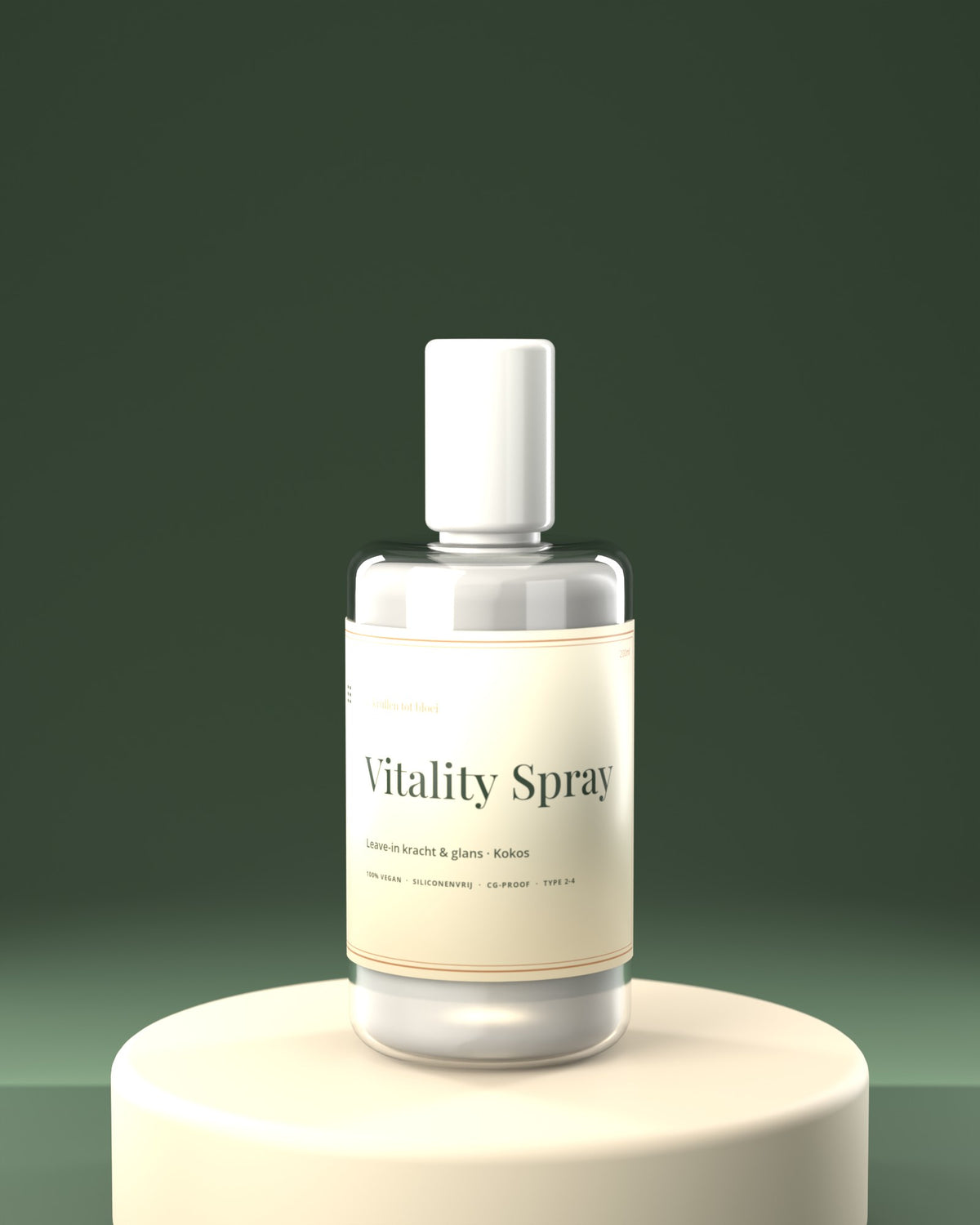 Curloom Vitality Spray voor krullend haar op zandkleurige sokkel